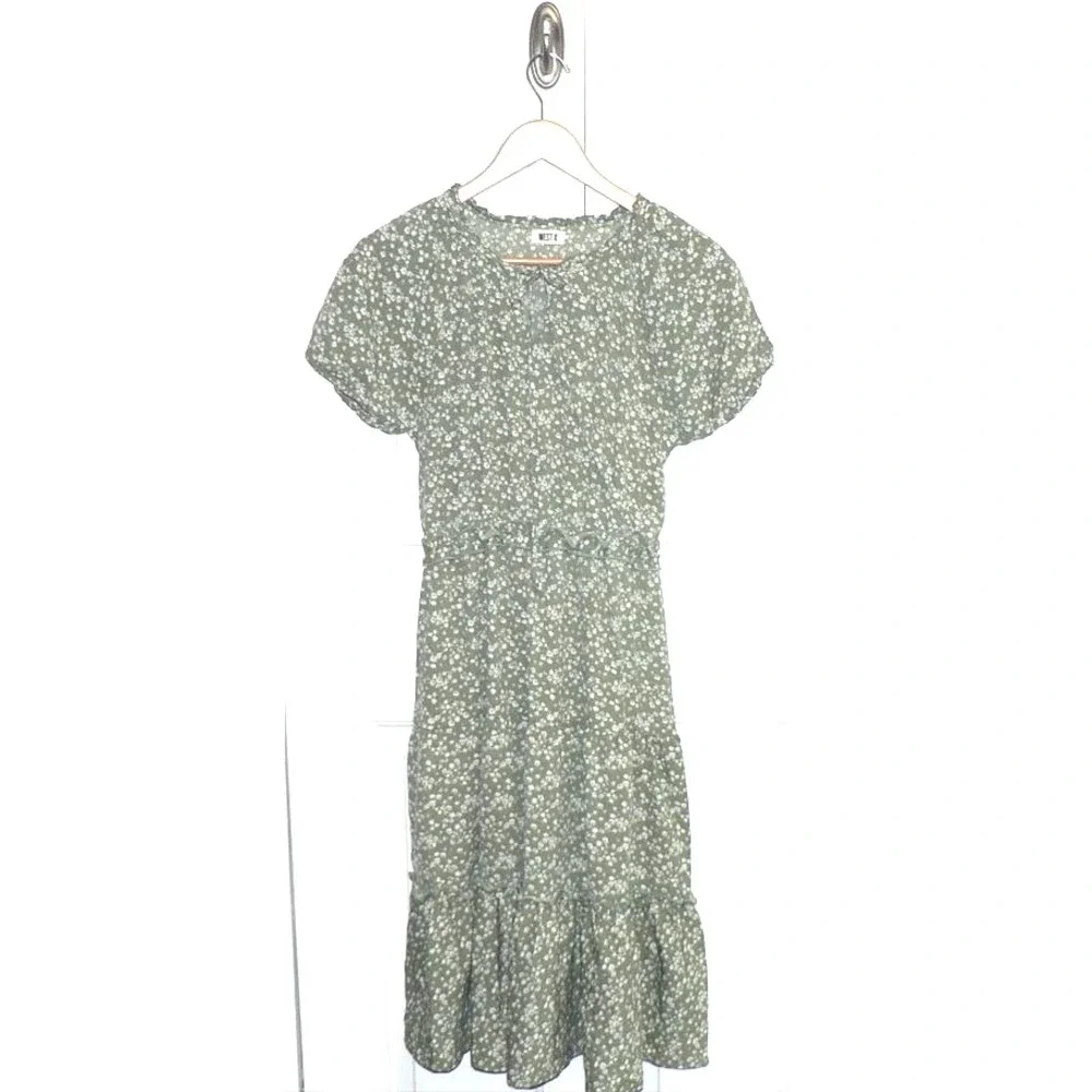 West K Women's Short Sleeve Elastic Waist Tiered Floral Midi Dress in Green Smal